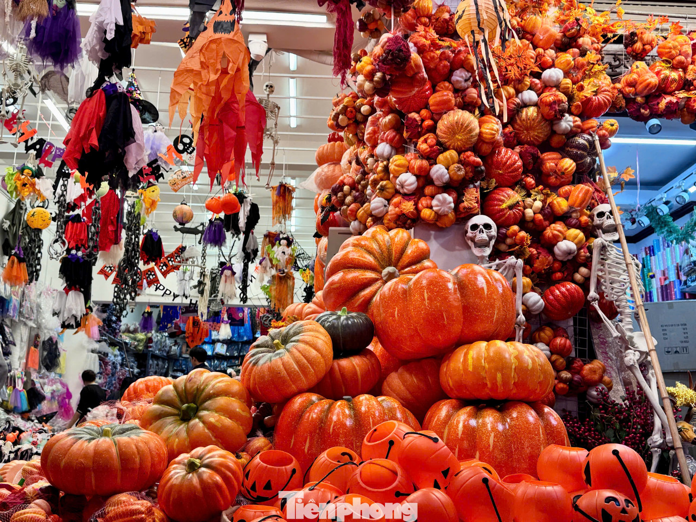 Trước thềm Halloween (31/10), các cửa hàng trên phố Hàng Mã, Hàng Lược, Lương Văn Can (Hoàn Kiếm, Hà Nội) tràn ngập sắc màu với nhiều món đồ chơi đậm chất lễ hội hóa trang, thu hút nhiều du khách tới mua sắm, chụp hình.