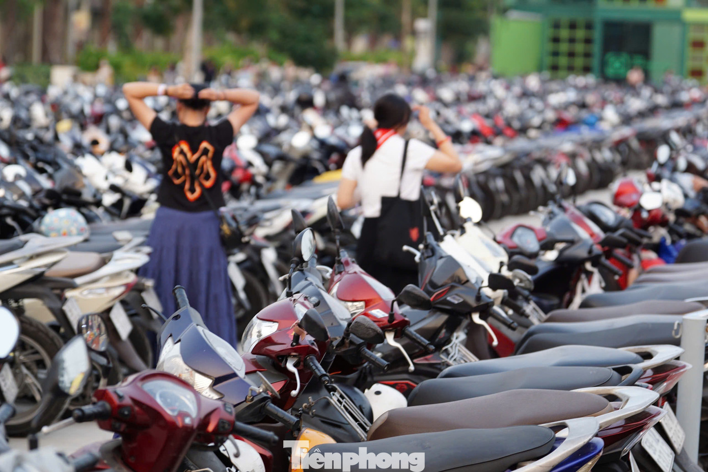 Bãi đỗ xe chật kín từ đầu giờ chiều. Lượng người tới xem concert ngày một đông từ thời điểm 17h trở đi.