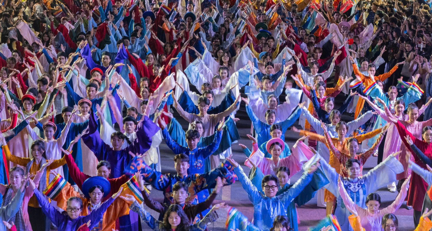 Sự kiện kết nối mọi thế hệ trong không gian văn hóa Việt: trang trí áo dài, phối đồ với áo dài, làm bánh miền Tây, hát cải lương..