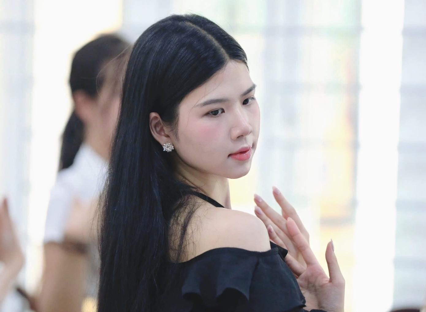 Đinh Hoàng Linh Đan (trái) và Trần Ngọc Châu Anh yêu thích ẩm thực Huế. Ảnh: Hồng Vĩnh. Đinh Hoàng Linh Đan (trái) và Trần Ngọc Châu Anh yêu thích ẩm thực Huế. Ảnh: Hồng Vĩnh.