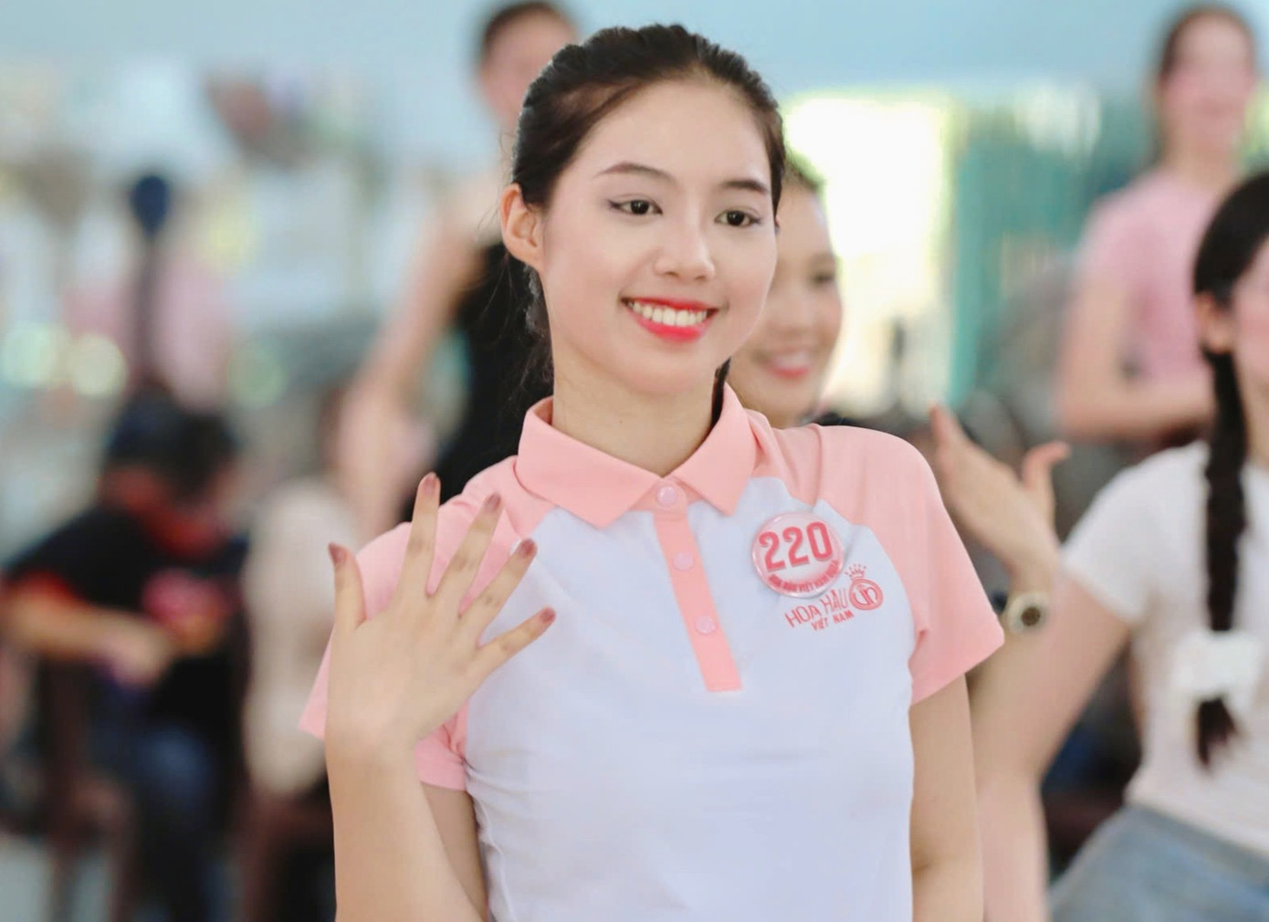 Đinh Hoàng Linh Đan (trái) và Trần Ngọc Châu Anh yêu thích ẩm thực Huế. Ảnh: Hồng Vĩnh. Đinh Hoàng Linh Đan (trái) và Trần Ngọc Châu Anh yêu thích ẩm thực Huế. Ảnh: Hồng Vĩnh.