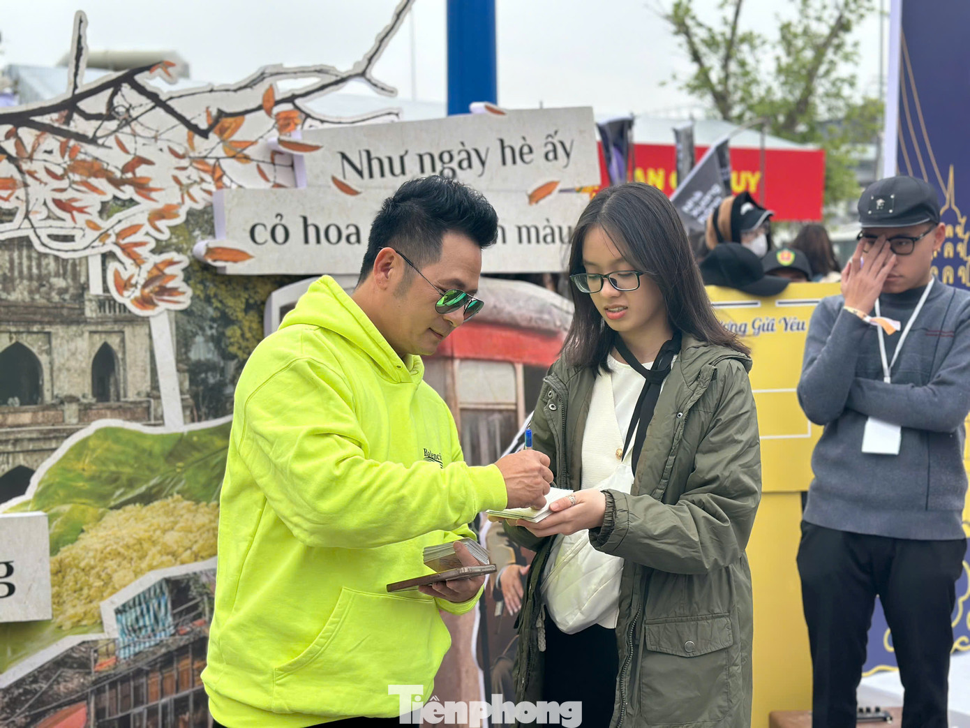 Một fan nữ xin chữ ký ca sĩ Bằng Kiều để về tặng mẹ.