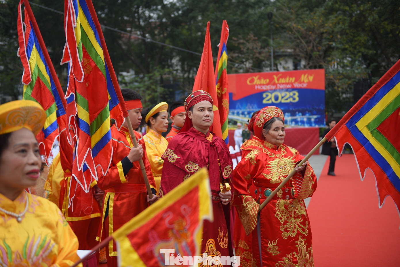 Từ 8-10h sáng 26/1, chương trình biểu diễn nghệ thuật và trò chơi dân gian thu hút sự chú ý của người dân tới dự lễ hội. Bên cạnh đó, vào các buổi tối từ mùng 5 đến mùng 7, các nghệ sĩ, đoàn văn công tiếp tục biểu diễn phục vụ người dân. Ảnh: NHƯ Ý.