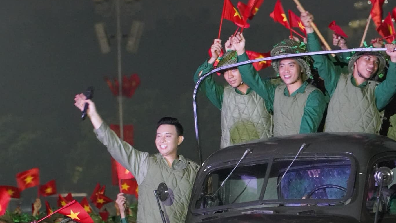 Sau khi ca khúc Chiến thắng Điện Biên vang lên ở ba điểm cầu: Điện Biên, TPHCM, Thanh Hóa và Kon Tum, khán giả như tận mắt thấy con đường hành quân với niềm vui thắng trận trong ca khúc Tiến về Hà Nội ở đầu cầu Thủ đô. Bài hát nổi tiếng của nhạc sĩ Văn Cao được ca sĩ Đông Hùng thể hiện.