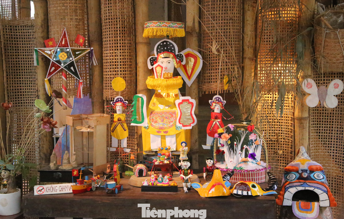 Ban đầu anh Đức cùng một số cộng sự cho ra đời dự án Về làng với mong muốn có một kênh thông tin chia sẻ về các làng quê, các nghề truyền thống và sản phẩm thủ công của Việt Nam đến với cộng đồng.