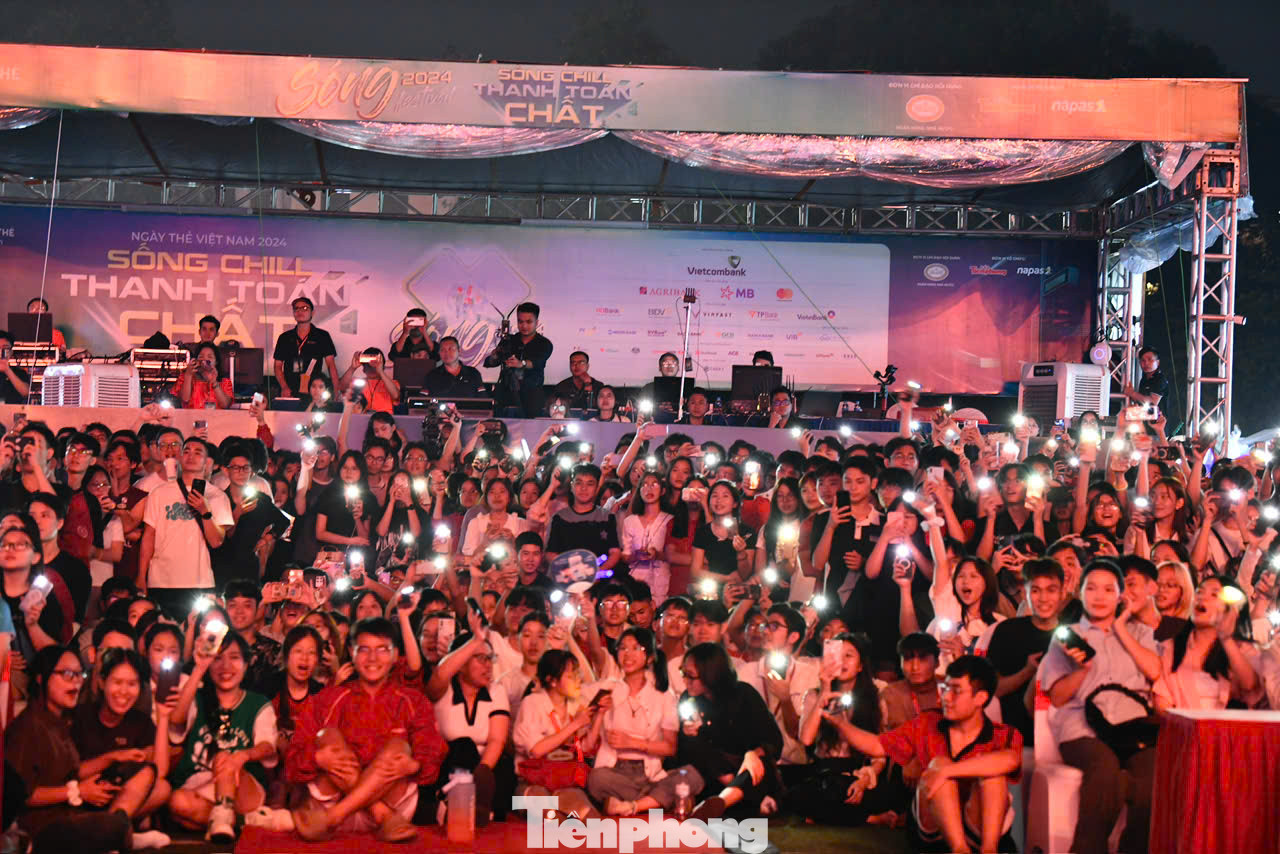 Khán giả đồng loạt bật flash để cổ vũ cho các nghệ sĩ. Trong ngày 6/10, Ngày Thẻ Việt Nam 2024 - Sóng Festival tiếp tục đón nhiều nghệ sĩ nổi tiếng như rapper Phúc Du, ca sĩ Bùi Trường Linh, nhóm nhạc Da LAB.