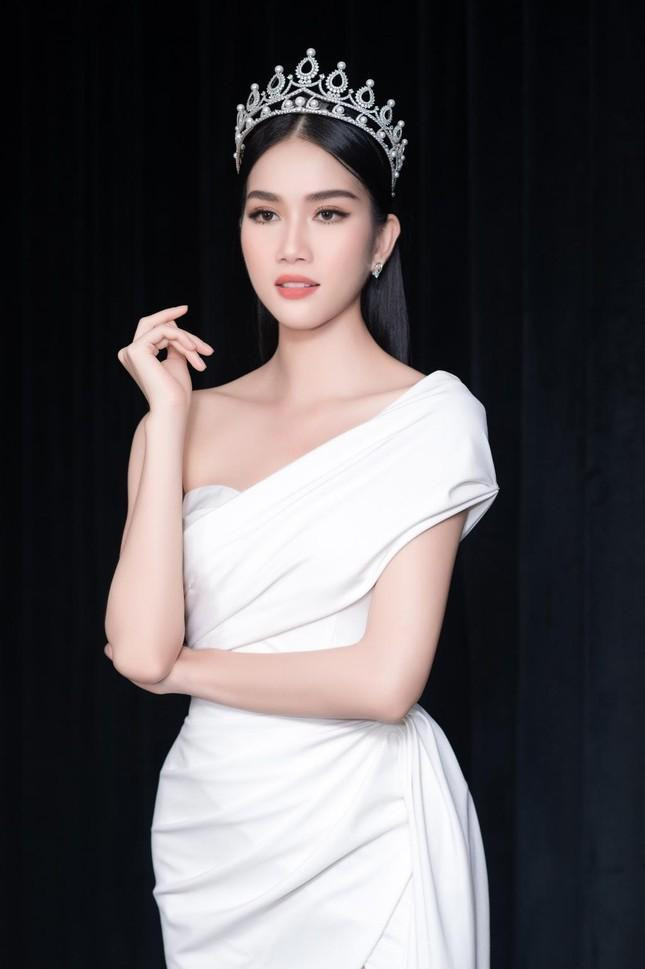 Với lợi thế về nhan sắc, hình thể cùng học vấn ấn tượng, Phạm Ngọc Phương Anh được kì vọng sẽ &quot;làm nên chuyện&quot; tại Miss International năm nay. Đặc biệt, sau cuộc phỏng vấn, giao lưu trực tuyến cùng ông Stephan Diaz, Giám đốc truyền thông của cuộc thi Miss International, Phương Anh nhận được nhiều lời khen của khán giả nhờ khả năng ứng xử bằng Tiếng Anh lưu loát.