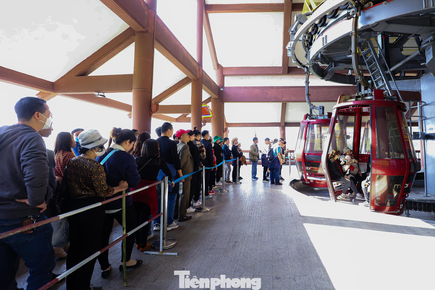 Để lên các chùa nằm trong di tích Yên Tử, người dân có thể hành hương bằng đường bộ hoặc đi cáp treo. Đường từ chân núi lên tới chùa dài khoảng 4-5 km, nếu đi bộ mất khoảng 3 tiếng đồng hồ. Vì vậy, nhiều du khách chọn đi cáp treo để tiết kiệm thời gian và sức lực. Giá vé cáp treo từ 180.000 đồng-320.000 đồng. Ảnh: TRỌNG TÀI.