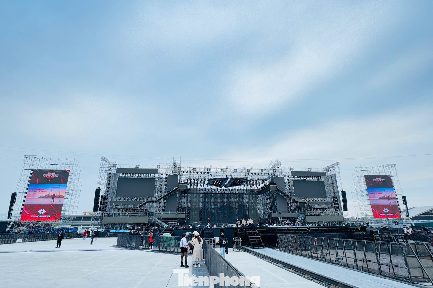 Concert Anh trai vượt ngàn chông gai tối 14/12 có ba nhóm vé bao gồm đứng, ngồi và VIP lounge, với 11 hạng vé tương ứng chi phí khác nhau. Giá thấp nhất là 800.000 đồng/vé. Cao nhất là 8 triệu đồng/vé.