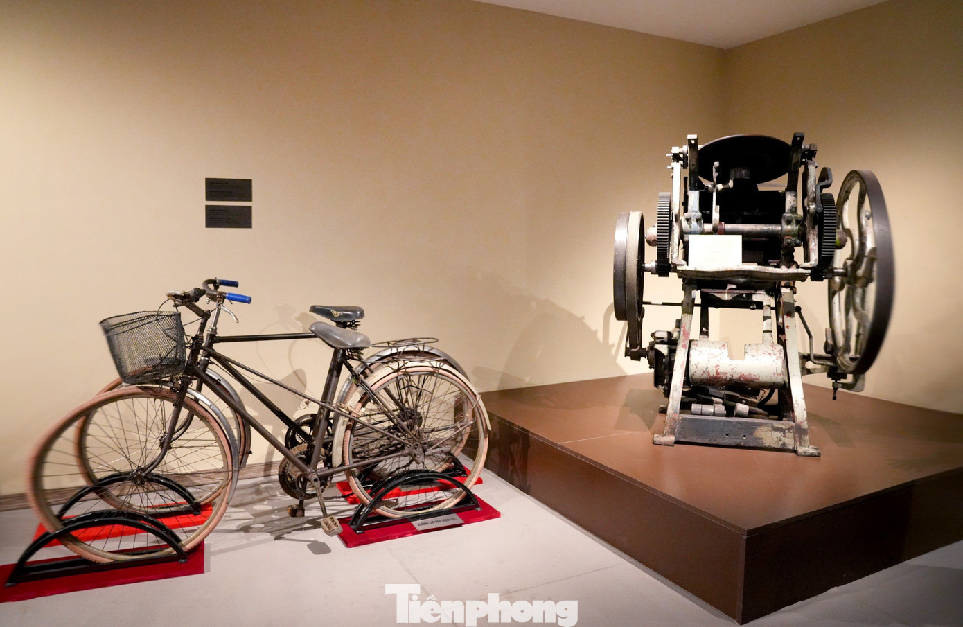 Xe đạp của nhà báo, liệt sĩ Đặng Loan (báo Miền Tây Nghệ An), nhà báo Văn Hiền (báo Nghệ An) và máy in ty-pô do Trung Quốc sản xuất năm 1966. Hiện vật do CTCP in Việt Lập (Cao Bằng) hiến tặng. Đây là hiện vật duy nhất còn sót lại gần với thời kỳ hoạt động hơn nửa thế kỷ trước của nhà in Việt Lập. Nhà in này ra đời tại chiến khu Cao - Bắc - Lạng, thực hiện nhiệm vụ in truyền đơn, tài liệu và báo Việt Nam Độc Lập - tờ báo do lãnh tụ Nguyễn Ái Quốc sáng lập.