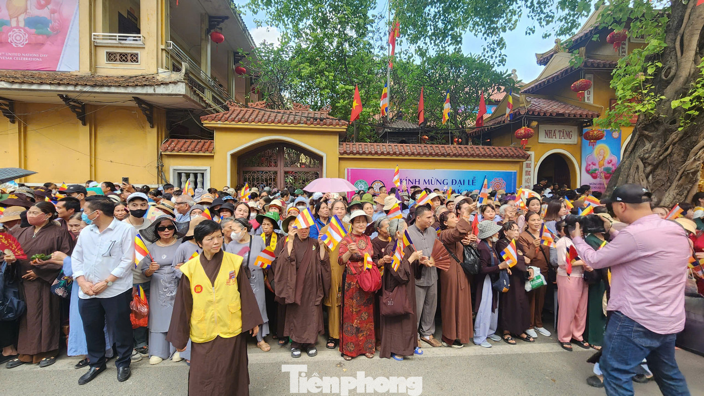 Khu vực phía trước chùa Quán Sứ trước giờ đón xá lợi cũng tập trung rất đông tăng ni, Phật tử.