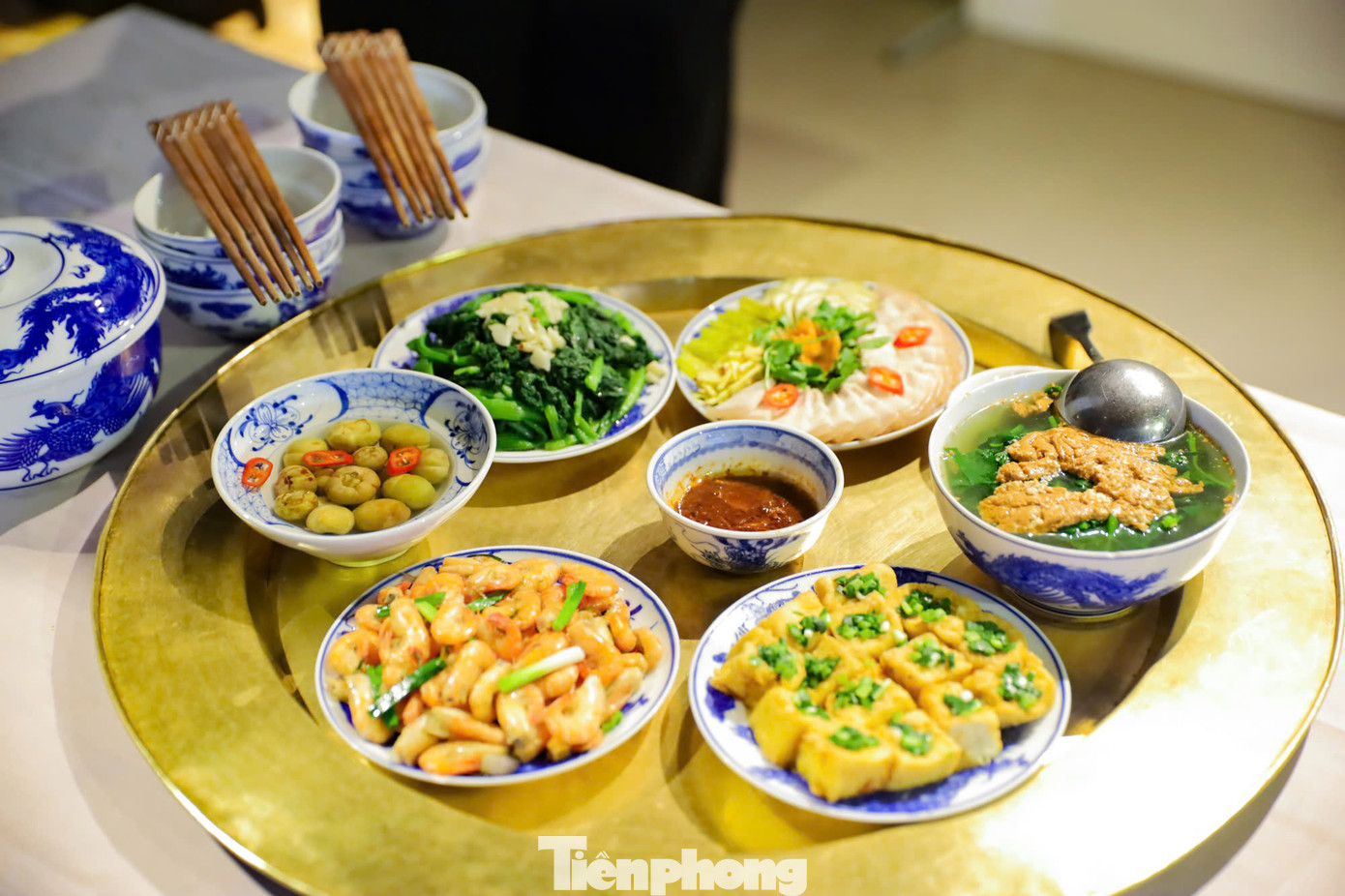 Mâm cơm nhà đủ chất, không cần trang trí cầu kỳ.