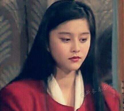 Trong suốt hơn hai thập kỷ lăn lộn trong giới giải trí, nàng &apos;Kim Tỏa&apos; được nhiều khán giả ưu ái, xem cô như một biểu tượng sắc đẹp và thời trang tại Trung Quốc và Châu Á. Hiện tại, ở tuổi U40, Phạm Băng Băng vẫn giữ được thần thái rạng ngời và tiết lộ bí quyết nằm ở việc đắp mặt nạ dưỡng da mỗi ngày.