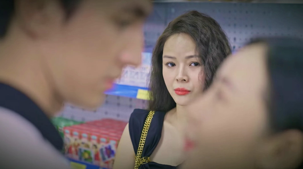 Cẩm Khê (Diễm Hương) dùng tiền để trói buộc tình trẻ.