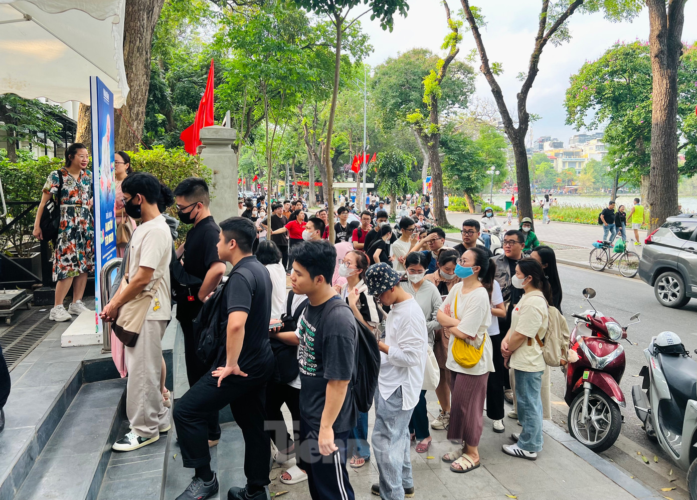 Hàng dài người trẻ đợi sẵn để tham quan triển lãm và nhận ấn phẩm đặc biệt về Chủ tịch Hồ Chí Minh. Hàng dài người trẻ đợi sẵn để tham quan triển lãm và nhận ấn phẩm đặc biệt về Chủ tịch Hồ Chí Minh.