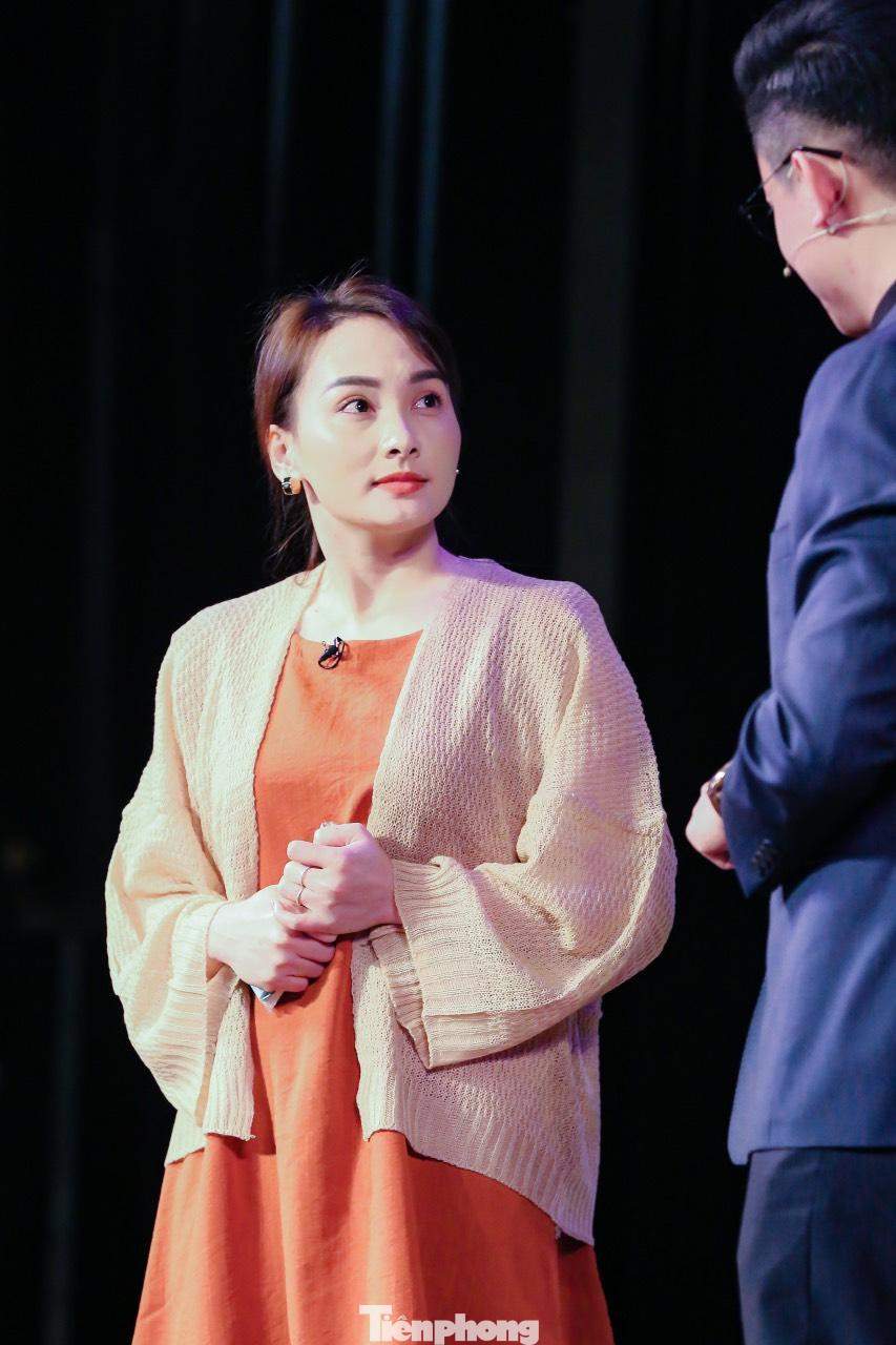 Bảo Thanh không mất quá nhiều thời gian để bắt nhịp lại với ánh đèn sân khấu, dù thời gian này cô khá bận rộn khi vừa tập các vở diễn, vừa làm mẹ bỉm sữa. Bảo Thanh dồn tâm huyết để tiếp tục thăng hoa trên thánh đường nghệ thuật. Rời sân khấu để dành thời gian đóng phim, hy sinh niềm đam mê cho gia đình, nhưng cuối cùng Bảo Thanh lại không thoát được sự mê hoặc của sân khấu và lựa chọn trở lại. Ảnh: TRỌNG TÀI. Bảo Thanh không mất quá nhiều thời gian để bắt nhịp lại với ánh đèn sân khấu, dù thời gian này cô khá bận rộn khi vừa tập các vở diễn, vừa làm mẹ bỉm sữa. Bảo Thanh dồn tâm huyết để tiếp tục thăng hoa trên thánh đường nghệ thuật. Rời sân khấu để dành thời gian đóng phim, hy sinh niềm đam mê cho gia đình, nhưng cuối cùng Bảo Thanh lại không thoát được sự mê hoặc của sân khấu và lựa chọn trở lại. Ảnh: TRỌNG TÀI.