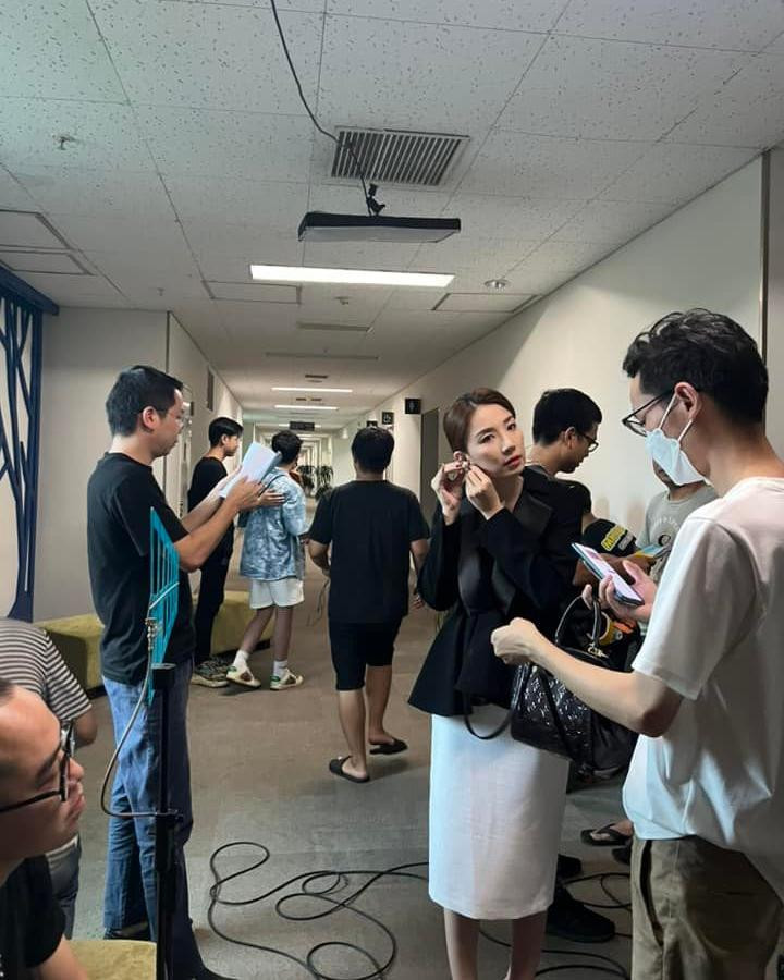 Sự xuất hiện của một cô gái xinh đẹp, sang trọng khiến khán giả không khỏi lo lắng có người thứ ba xen vào chuyện tình đang êm ả của Trang- Duy (Đình Tú). Sự xuất hiện của một cô gái xinh đẹp, sang trọng khiến khán giả không khỏi lo lắng có người thứ ba xen vào chuyện tình đang êm ả của Trang- Duy (Đình Tú).