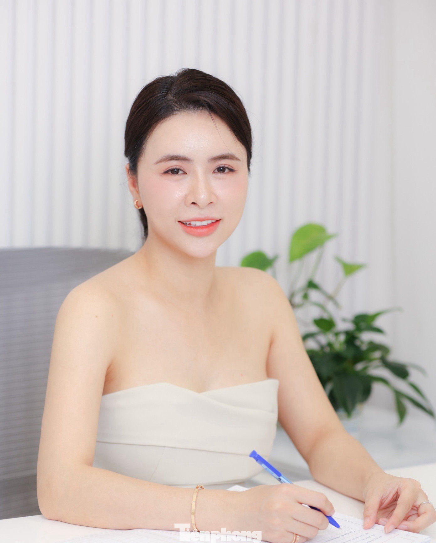 Sau nhiều năm tạm nghỉ diễn xuất, diễn viên Hằng Nga tái xuất màn ảnh nhỏ với vai Thoa trong Mình yêu nhau bình yên thôi. Trong phim cô vào vai Thoa - người giúp việc của bà Giang (nghệ sĩ Tú Oanh). Sau nhiều năm tạm nghỉ diễn xuất, diễn viên Hằng Nga tái xuất màn ảnh nhỏ với vai Thoa trong Mình yêu nhau bình yên thôi. Trong phim cô vào vai Thoa - người giúp việc của bà Giang (nghệ sĩ Tú Oanh).