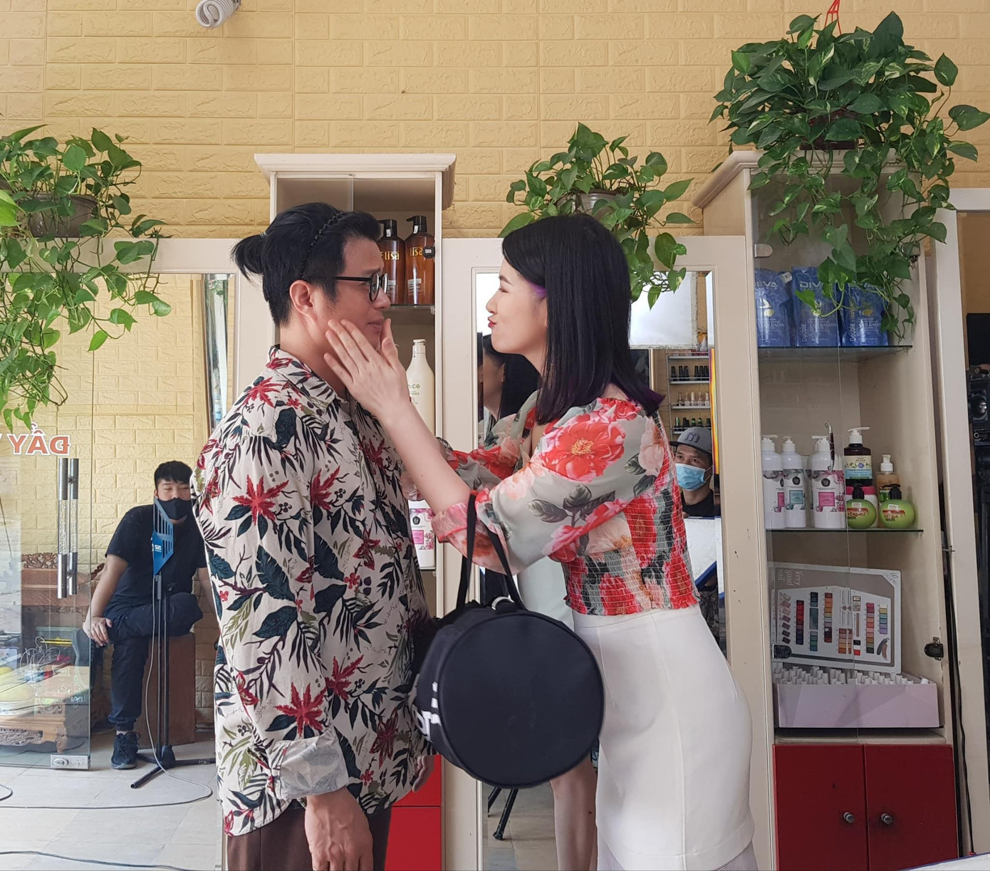 Nữ diễn viên khá thân thiết với đàn anh ngoài đời và cho biết cả hai đều tính toán cách diễn những cảnh tình cảm sao cho duyên dáng, đáng yêu.