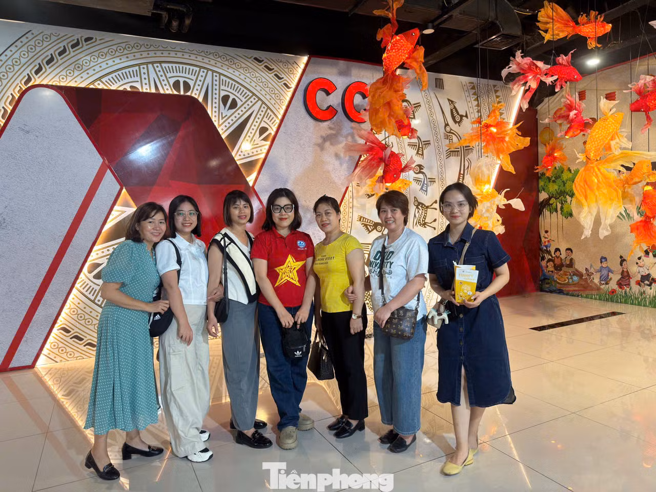 Một nhóm khán giả đã có vé xem Đào, phở và piano tại Trung tâm chiếu phim Quốc gia tối 9/10.