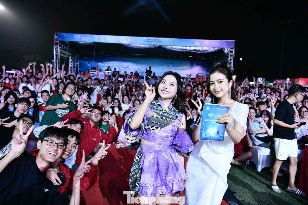 Phương Mỹ Chi và MC Ngọc Mai lưu lại khoảnh khắc đáng nhớ cùng khán giả tại Ngày Thẻ Việt Nam 2024 - Sóng Festival.