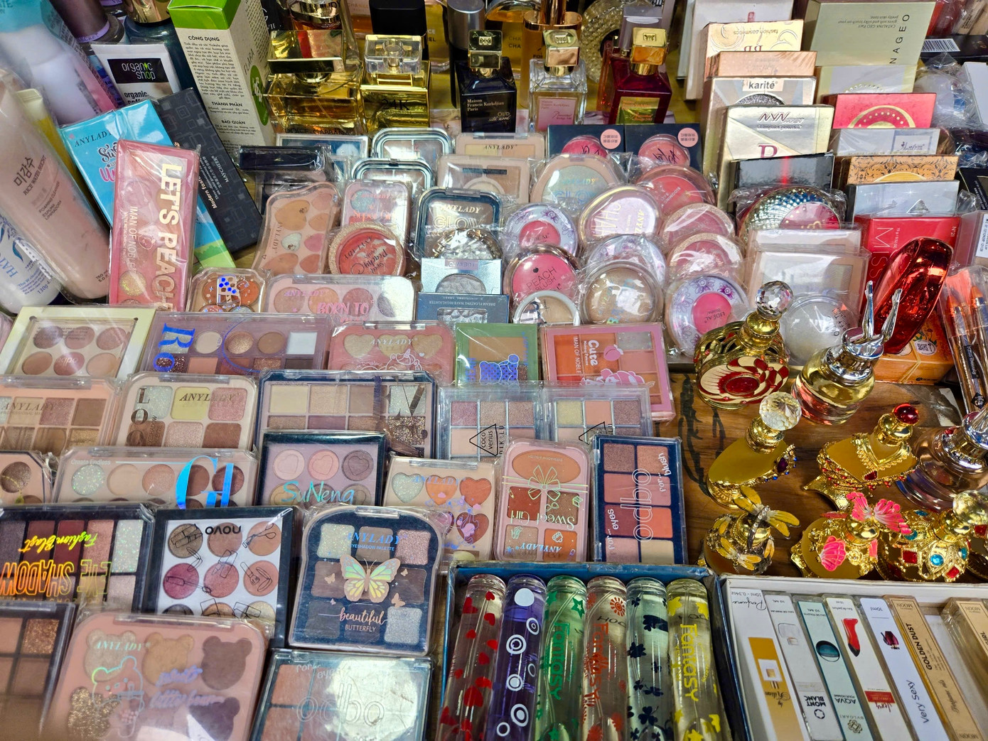 Nước hoa, đồ trang điểm của các hãng lớn cũng được bày bán tại sạp hàng ngoài đường.