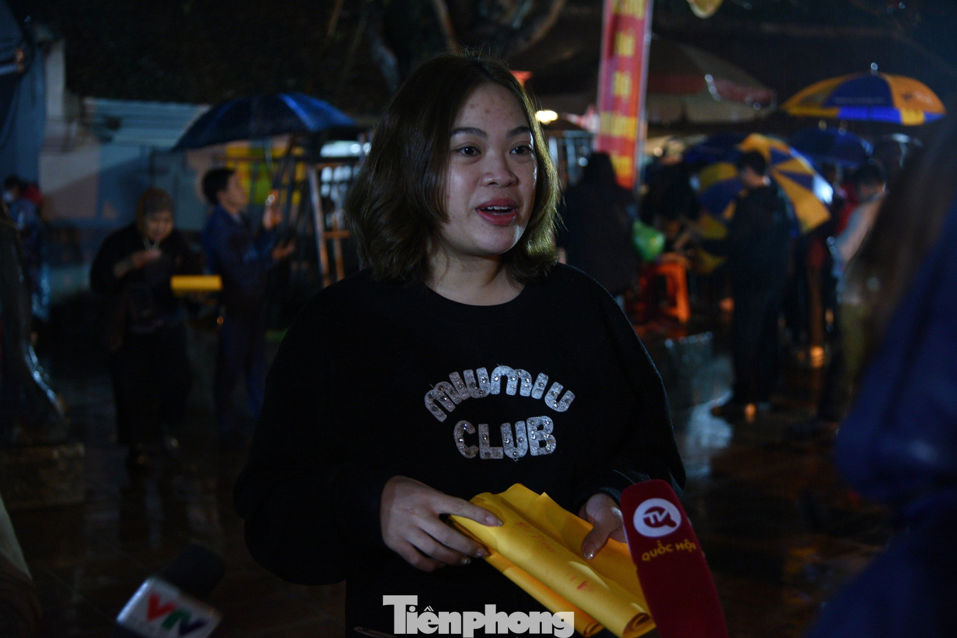 Một du khách phấn khởi khi vừa xin được ấn từ tờ mờ sáng.