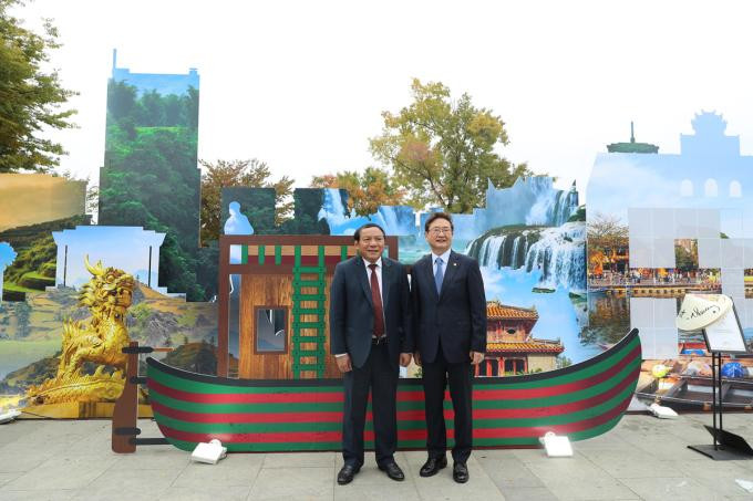 Bộ trưởng Nguyễn Văn Hùng và Bộ trưởng Park Bo Gyun tới thăm Không gian văn hóa Việt Nam bên sông Hàn. Ảnh: THẾ CÔNG.