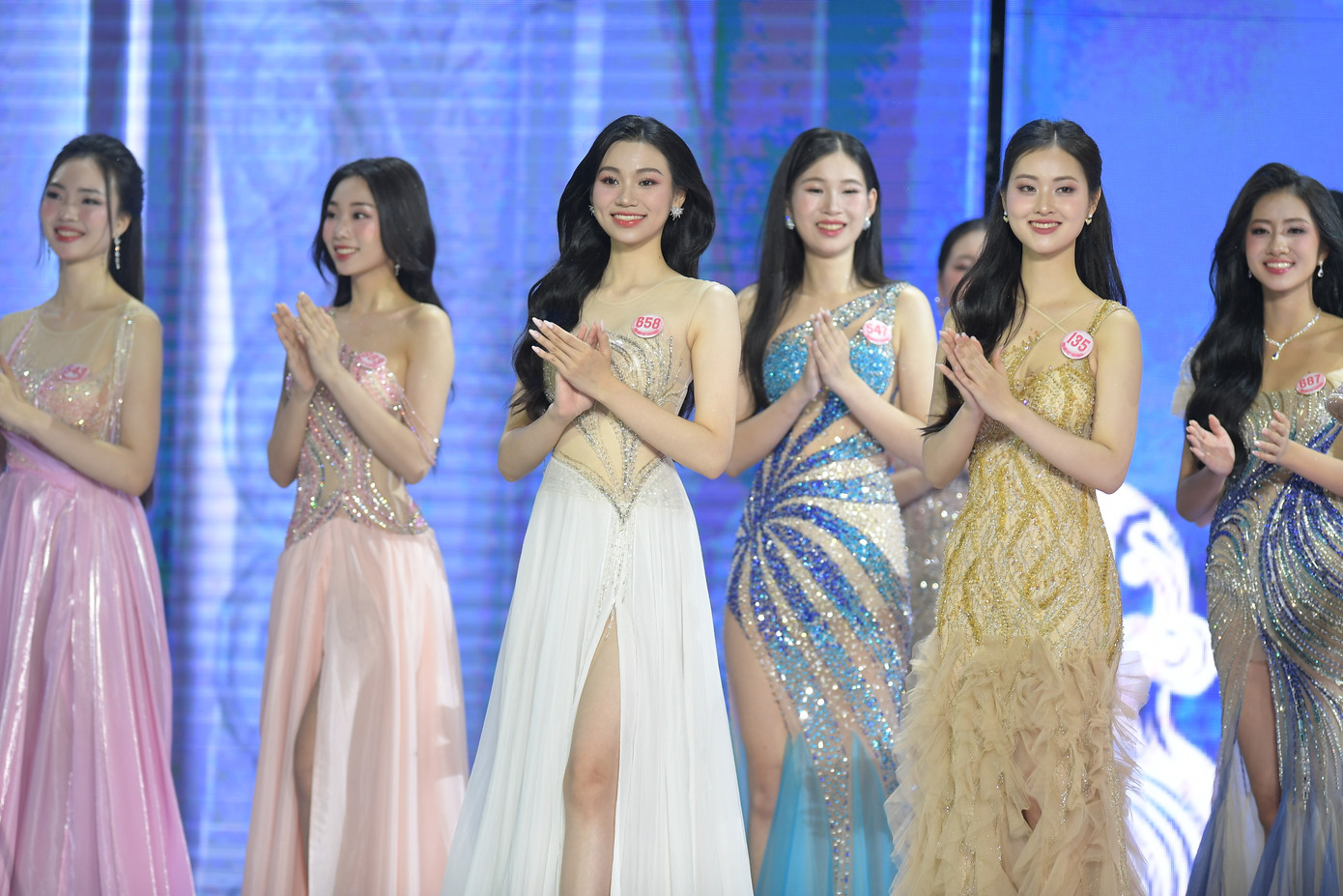 Khi thu hẹp số lượng thí sinh đi tiếp còn 25 người, giám khảo gặp khó khăn, nhưng điều đó cũng khiến những cô gái được chọn sẽ là cái tên thuyết phục. Khi thu hẹp số lượng thí sinh đi tiếp còn 25 người, giám khảo gặp khó khăn, nhưng điều đó cũng khiến những cô gái được chọn sẽ là cái tên thuyết phục.