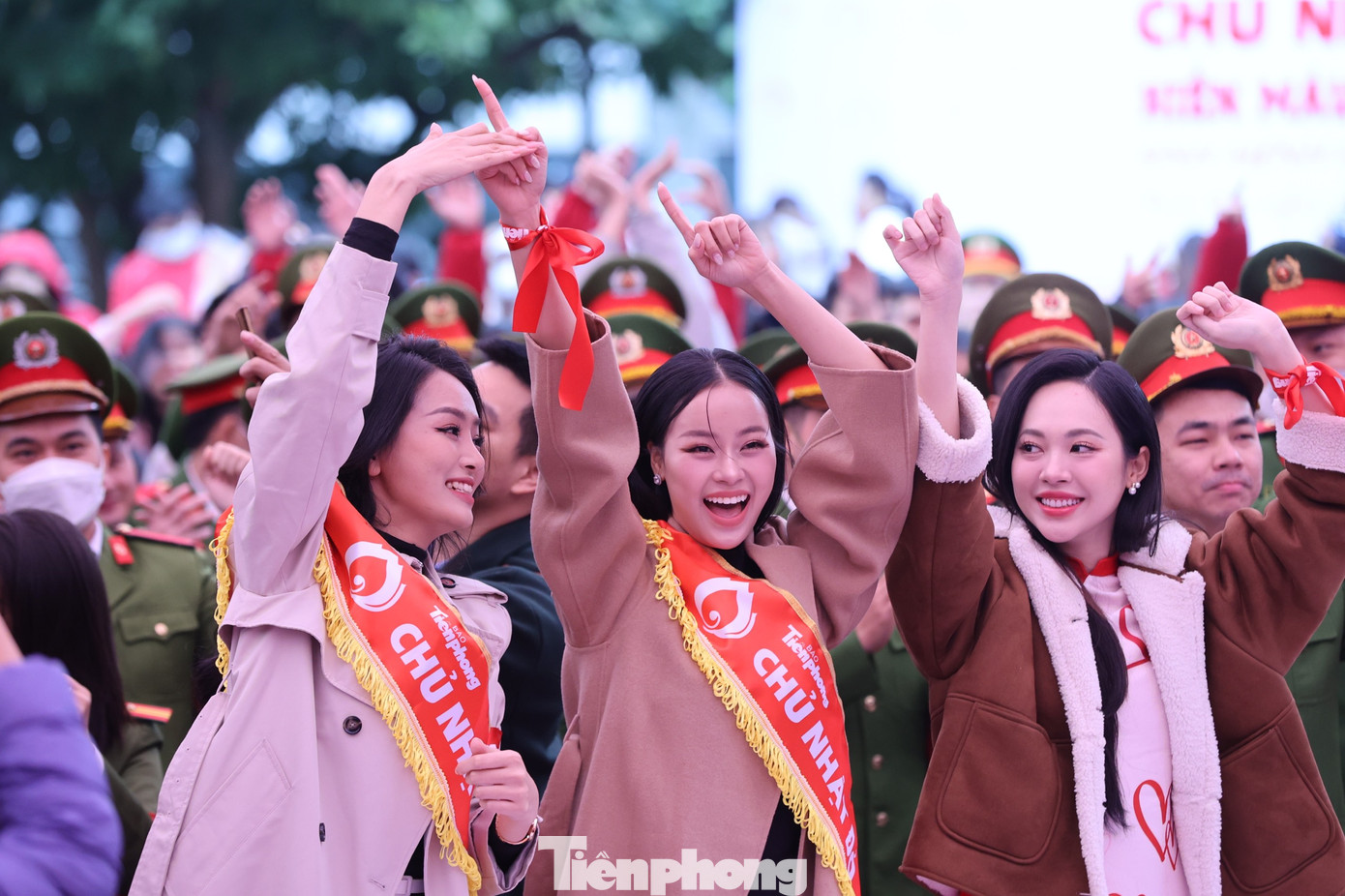 Các người đẹp hòa chung không khí sôi động của tiết mục nghệ thuật mở màn.