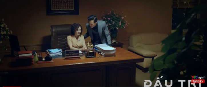 Tuấn trấn an Vụ trưởng Vụ thiết bị và vật tư. Tuấn trấn an Vụ trưởng Vụ thiết bị và vật tư.