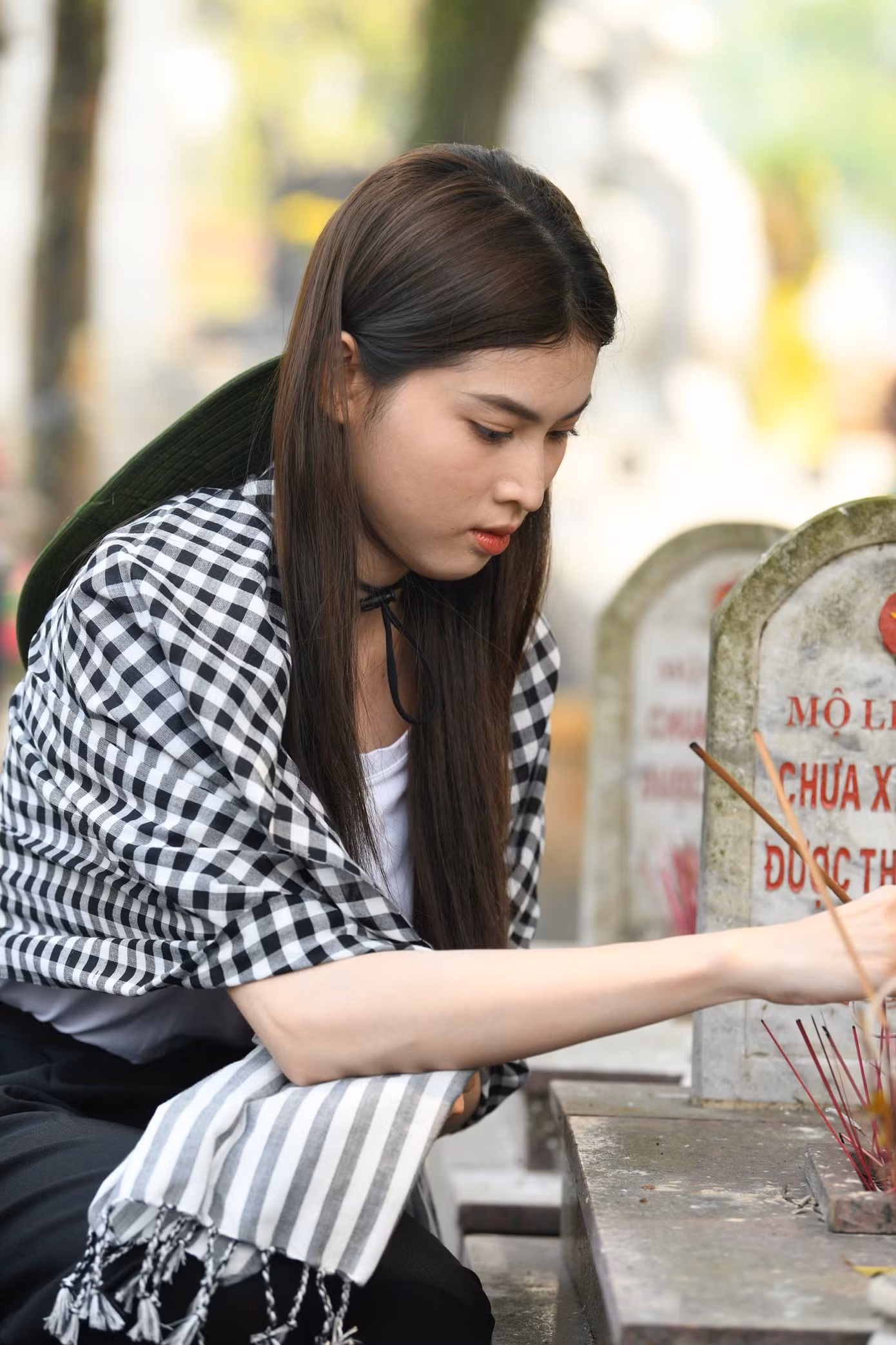 Ngọc Thảo bày tỏ với những người trẻ, việc nhớ về cội nguồn, tìm hiểu lịch sử để thêm yêu quê hương, đất nước là điều cần thiết. Cô biết ơn, tự hào khi được cùng ban tổ chức Giải Vô địch Quốc gia Marathon và cự ly dài báo Tiền Phong năm 2025 tham gia lễ dâng hương.