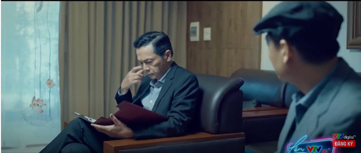 Giám đốc CDC Hải Hà hẹn gặp Đại tá Giang sau khi bị phát hiện nhận tiền từ Khải Tuấn. Giám đốc CDC Hải Hà hẹn gặp Đại tá Giang sau khi bị phát hiện nhận tiền từ Khải Tuấn.