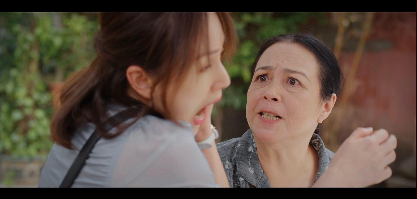 Vân Khánh nhận một cái tát vì thái độ hỗn hào với mẹ. Vân Khánh nhận một cái tát vì thái độ hỗn hào với mẹ.