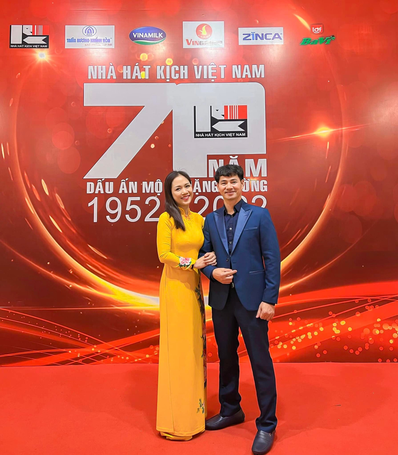 NSƯT Bùi Phương Nga và NSND Xuân Bắc - Giám đốc Nhà hát Kịch Việt Nam - trong lễ kỷ niệm 70 năm thành lập Nhà hát Kịch Việt Nam. Thời điểm này chị đã phát hiện căn bệnh quái ác. NSƯT Bùi Phương Nga và NSND Xuân Bắc - Giám đốc Nhà hát Kịch Việt Nam - trong lễ kỷ niệm 70 năm thành lập Nhà hát Kịch Việt Nam. Thời điểm này chị đã phát hiện căn bệnh quái ác.