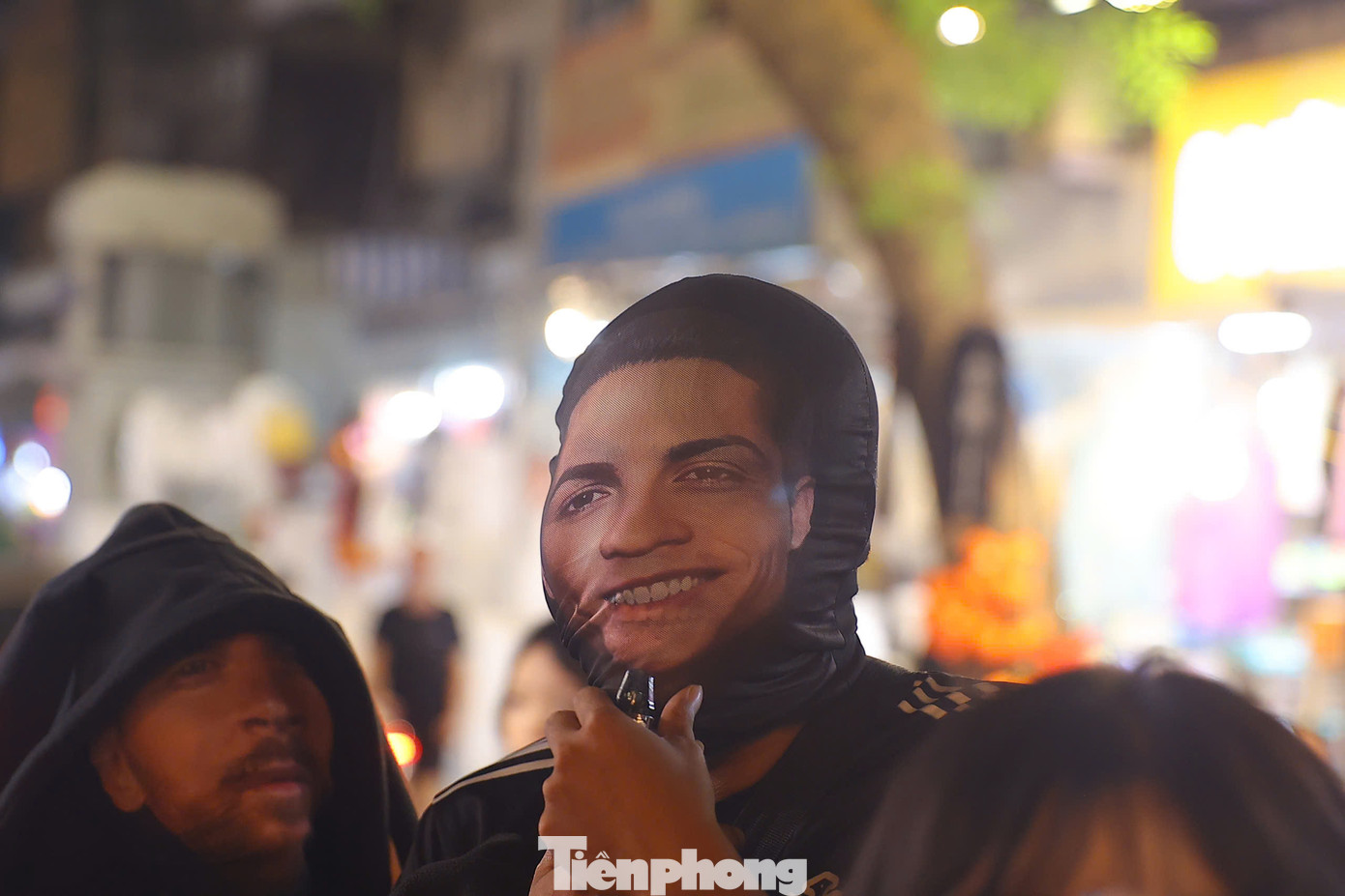 Mặt nạ in hình các cầu thủ nổi tiếng như Ronaldo, Messi là mặt hàng mới xuất hiện dịp Halloween năm nay.