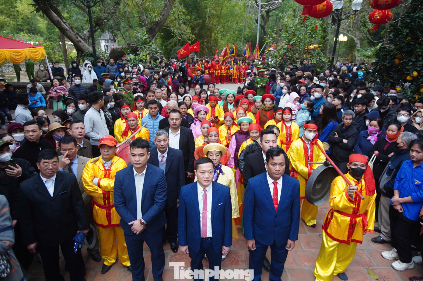 Sau hồi trống khai hội là phần đọc văn tế, lễ rước và lễ tế của các thôn làng. 8 lễ vật được cung tiến tại lễ hội gồm: thần mã, cầu húc, trầu cau, voi chiến, ngà voi, cỏ voi, kiệu tướng và giò hoa tre.