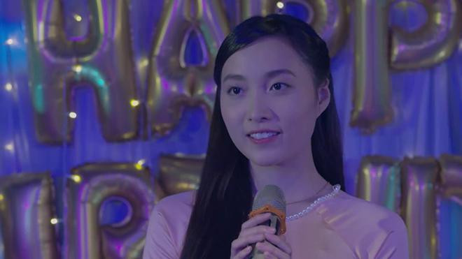 Tạo hình của Mai Anh trong phim khác nhiều so với vẻ nóng bỏng ngoài đời.