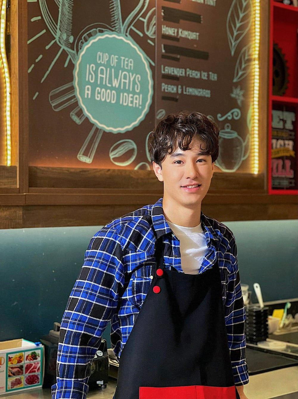 "Soái ca" bồi bàn khiến nhiều khán giả nữ xao xuyến. "Soái ca" bồi bàn khiến nhiều khán giả nữ xao xuyến.