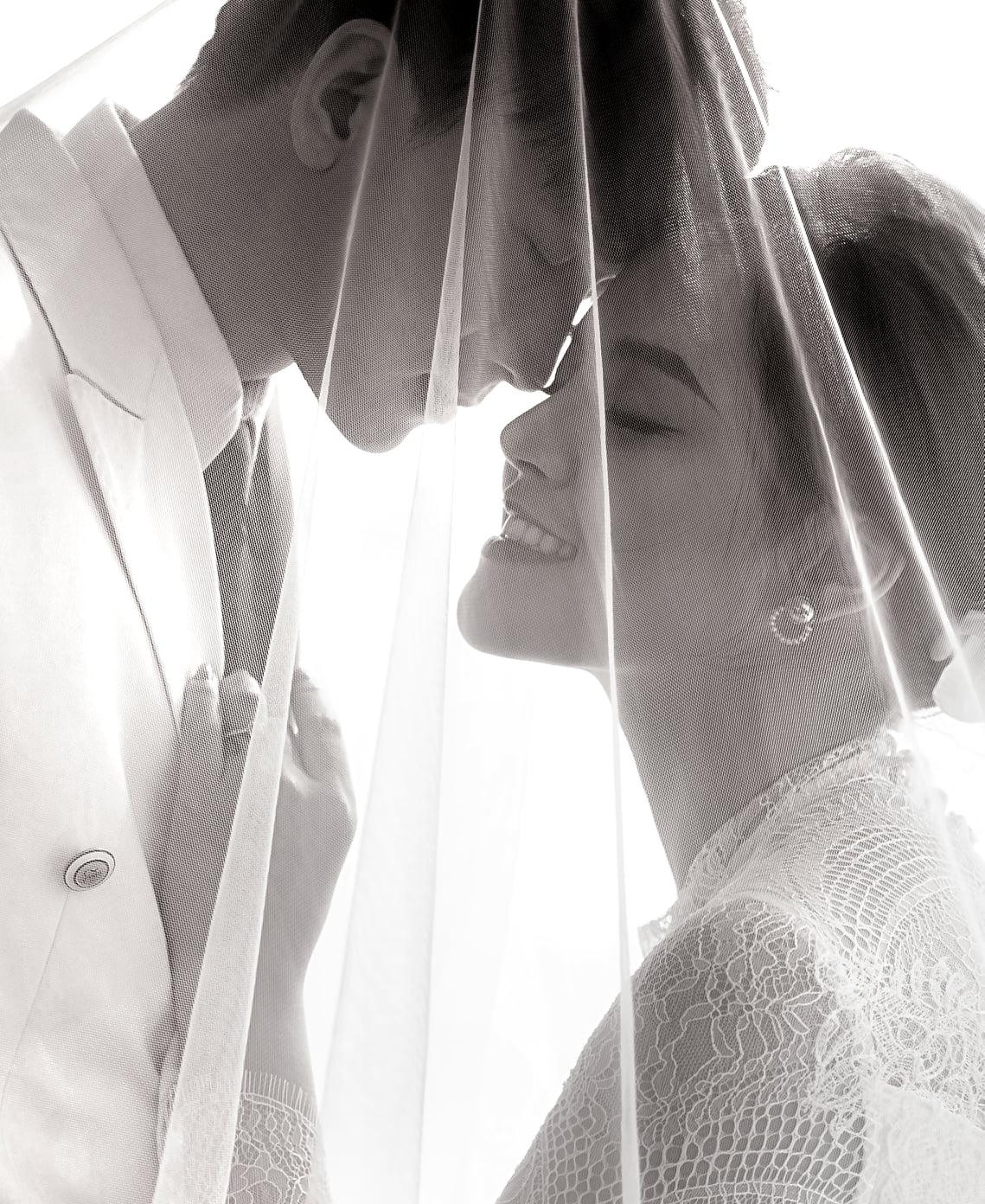 Cô chia sẻ: “Giới thiệu với quý bạn và các vị đây là bộ ảnh cưới của cô bé quàng khăn đỏ và con sói với sự tham gia của 2 model Hoàng Huy trong vai cô bé quàng khăn đỏ, Khánh Thy trong vai con sói, câu chuyện &apos;Hương vị tình thân&apos; bây giờ mới xin phép được chính thức bắt đầu&quot;.