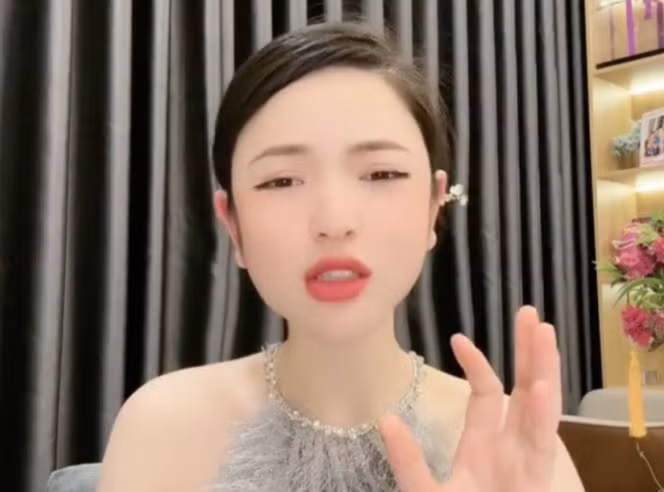 Bà xã Quang Hải thường xuyên livestream. Bà xã Quang Hải thường xuyên livestream.
