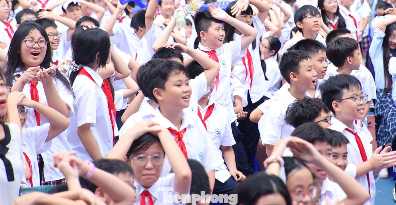 Các em học sinh hò reo khi NSND Xuân Bắc xuất hiện. Ai cũng mong được xin chữ ký và giao lưu với nam nghệ sĩ.