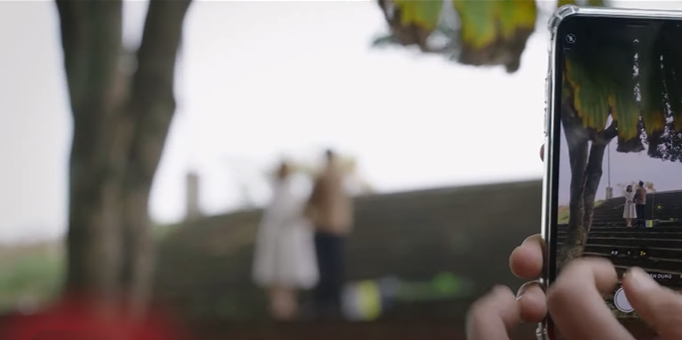 Có người chụp lại cảnh Hồng và Đạt nắm tay. Ảnh: CMH. Có người chụp lại cảnh Hồng và Đạt nắm tay. Ảnh: CMH.