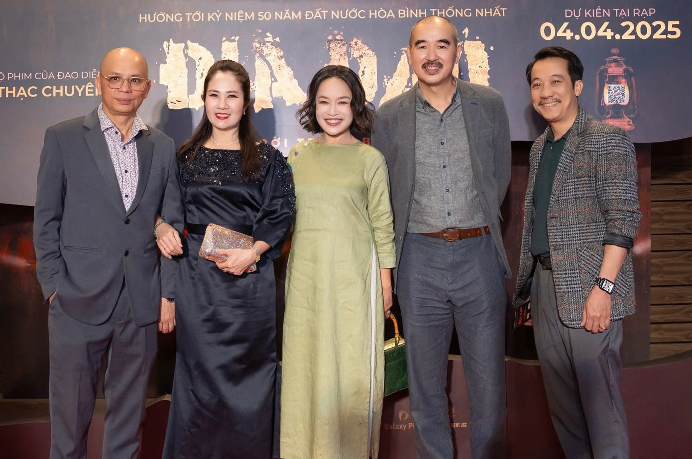 Đông đảo nghệ sĩ phía Bắc như vợ chồng nghệ sĩ Anh Tuấn - Nguyệt Hằng, diễn viên Thanh Bình, vợ chồng đạo diễn Khải Anh - Đan Lê, hai bộ đôi gia đình Việt Hoa, Anh Đào, diễn viên Thanh Sơn đến chung vui cùng đạo diễn Bùi Thạc Chuyên. Bà xã Tú Oanh cũng xuất hiện rạng rỡ bên cạnh chồng - đạo diễn Bùi Thạc Chuyên. Đông đảo nghệ sĩ phía Bắc như vợ chồng nghệ sĩ Anh Tuấn - Nguyệt Hằng, diễn viên Thanh Bình, vợ chồng đạo diễn Khải Anh - Đan Lê, hai bộ đôi gia đình Việt Hoa, Anh Đào, diễn viên Thanh Sơn đến chung vui cùng đạo diễn Bùi Thạc Chuyên. Bà xã Tú Oanh cũng xuất hiện rạng rỡ bên cạnh chồng - đạo diễn Bùi Thạc Chuyên.