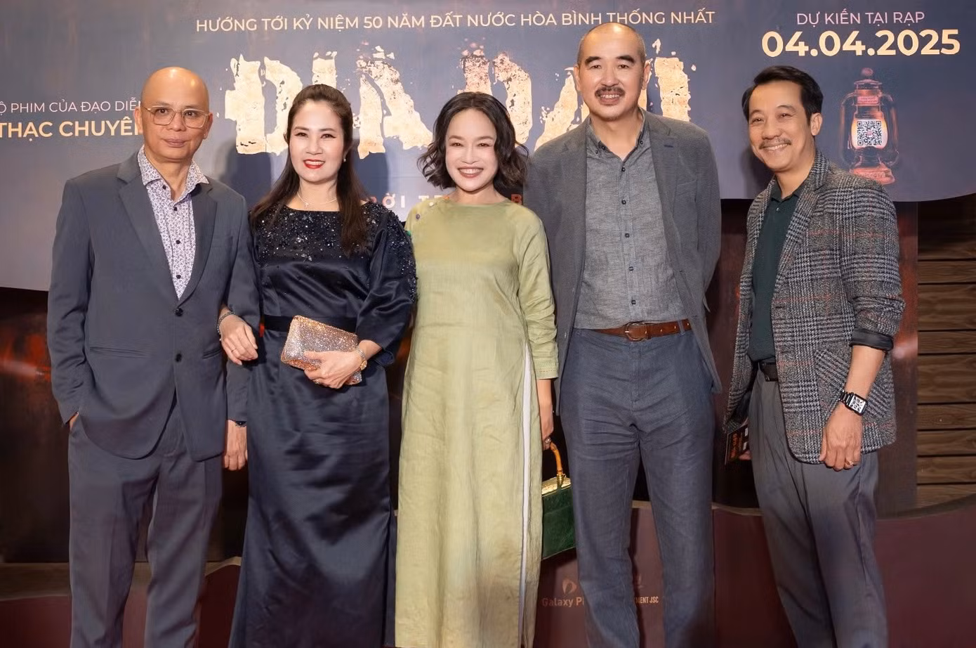 Đông đảo nghệ sĩ phía Bắc như vợ chồng nghệ sĩ Anh Tuấn - Nguyệt Hằng, diễn viên Thanh Bình, vợ chồng đạo diễn Khải Anh - Đan Lê, hai bộ đôi gia đình Việt Hoa, Anh Đào, diễn viên Thanh Sơn đến chung vui cùng đạo diễn Bùi Thạc Chuyên. Bà xã Tú Oanh cũng xuất hiện rạng rỡ bên cạnh chồng - đạo diễn Bùi Thạc Chuyên. Đông đảo nghệ sĩ phía Bắc như vợ chồng nghệ sĩ Anh Tuấn - Nguyệt Hằng, diễn viên Thanh Bình, vợ chồng đạo diễn Khải Anh - Đan Lê, hai bộ đôi gia đình Việt Hoa, Anh Đào, diễn viên Thanh Sơn đến chung vui cùng đạo diễn Bùi Thạc Chuyên. Bà xã Tú Oanh cũng xuất hiện rạng rỡ bên cạnh chồng - đạo diễn Bùi Thạc Chuyên.