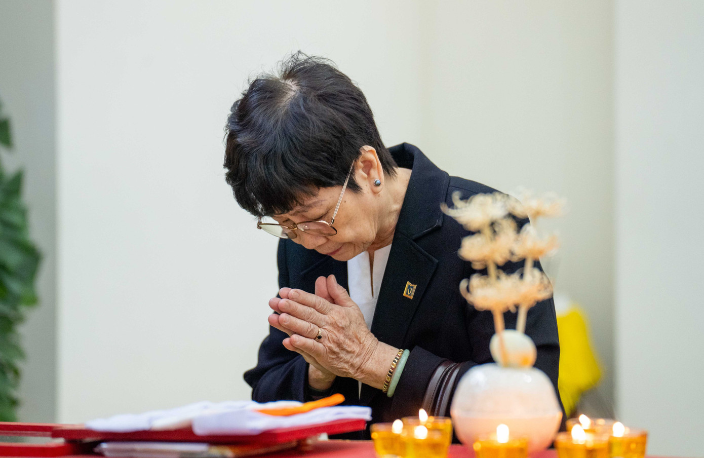 Nhà biên kịch Nguyễn Thị Hồng Ngát tiễn biệt NSƯT Mai Châu. Ảnh: Hoàng Giang. Nhà biên kịch Nguyễn Thị Hồng Ngát tiễn biệt NSƯT Mai Châu. Ảnh: Hoàng Giang.