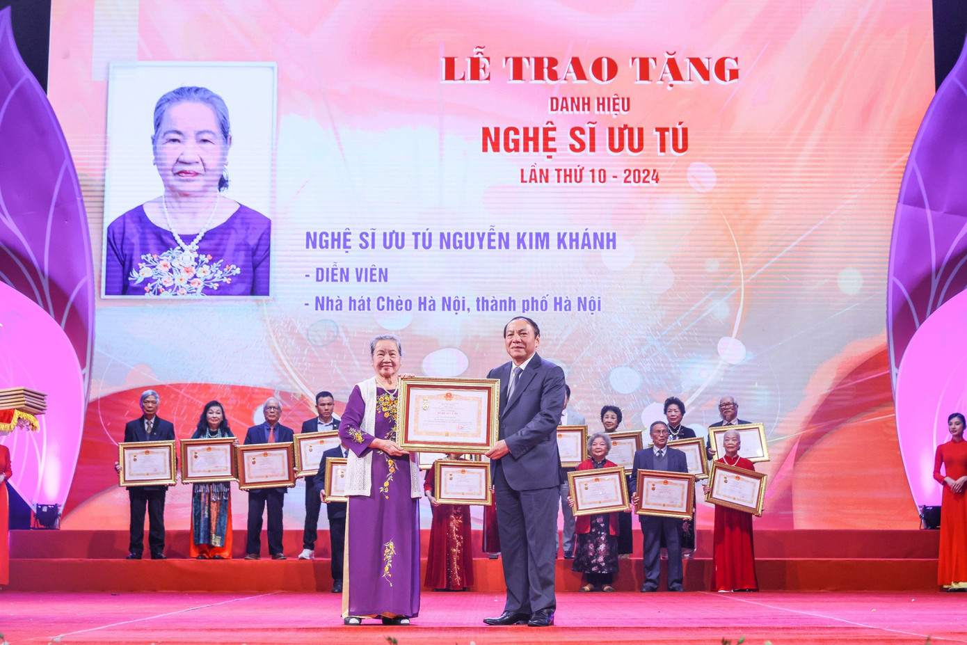 Bộ trưởng Bộ VHTTDL Nguyễn Văn Hùng trao danh hiệu NSƯT cho diễn viên Kim Khánh (Nhà hát Chèo Hà Nội).