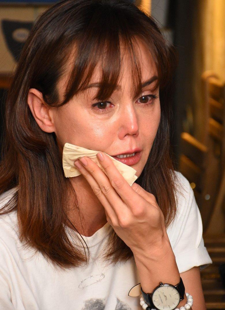 Tháng 4 vừa qua, HK01 đưa tin Hàn Quân Đình đã đệ đơn xin phá sản lên tòa án vì không còn khả năng chi trả nợ nần. Chồng qua đời sớm, mẹ lại mắc bệnh hiểm nghèo khiến người đẹp phải lao đao, khổ cực ở tuổi 46 Tháng 4 vừa qua, HK01 đưa tin Hàn Quân Đình đã đệ đơn xin phá sản lên tòa án vì không còn khả năng chi trả nợ nần. Chồng qua đời sớm, mẹ lại mắc bệnh hiểm nghèo khiến người đẹp phải lao đao, khổ cực ở tuổi 46