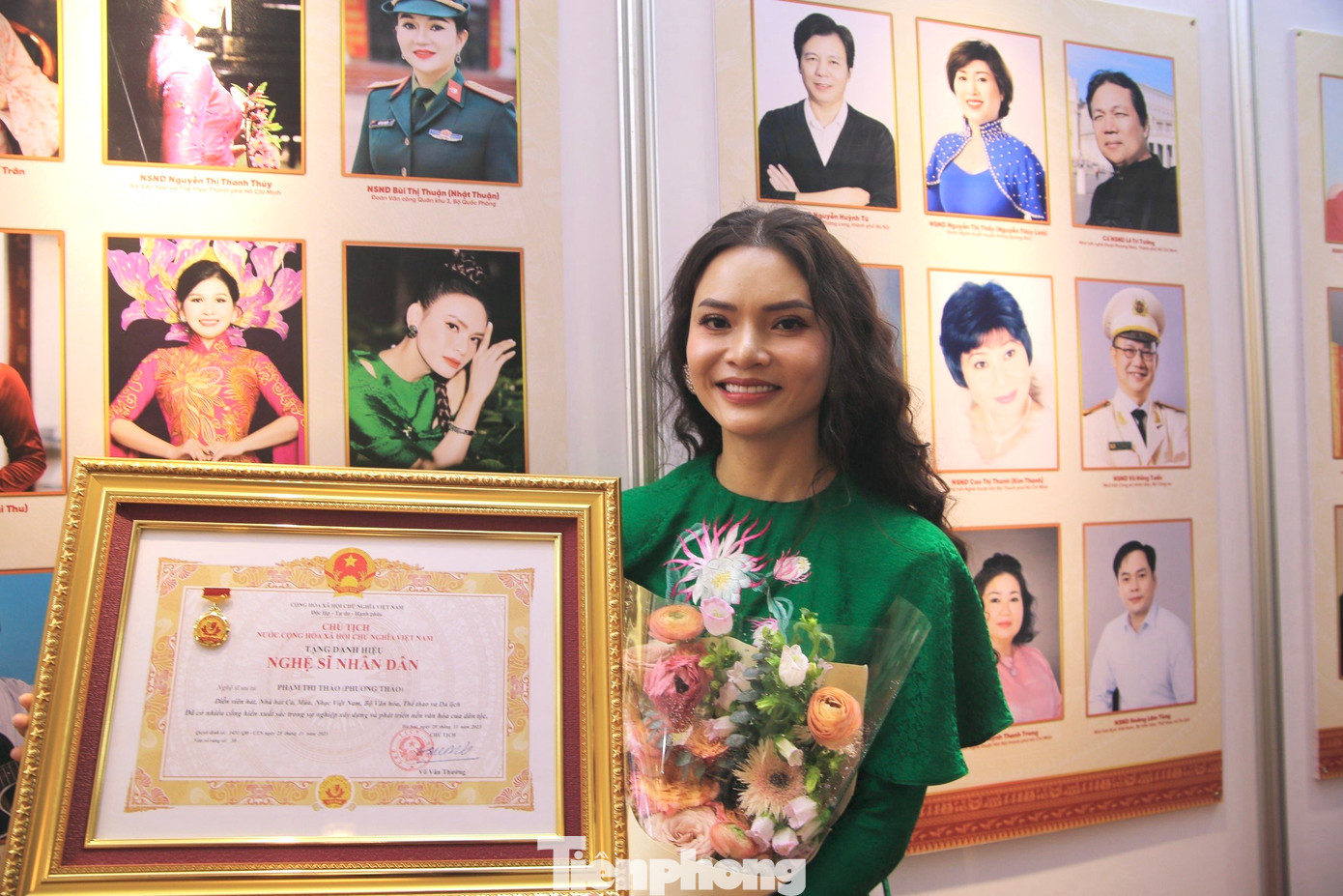 Ca sĩ Phạm Phương Thảo nhận danh hiệu NSND ở tuổi 42. Phạm Phương Thảo sinh năm 1982 tại Nghệ An. Ngay từ khi còn trẻ, cô bộc lộ niềm yêu thích với âm nhạc bằng việc chọn thi vào trường Cao đẳng Văn hóa Nghệ thuật Quân đội. Cô giành được nhiều giải thưởng, huy chương vàng từ nhiều hội diễn âm nhạc toàn quốc chuyên nghiệp. Giọng hát của Phạm Phương Thảo gắn với nhiều ca khúc như Ai vô xứ Nghệ, Bài ca thống nhất, Khúc hát sông quê...