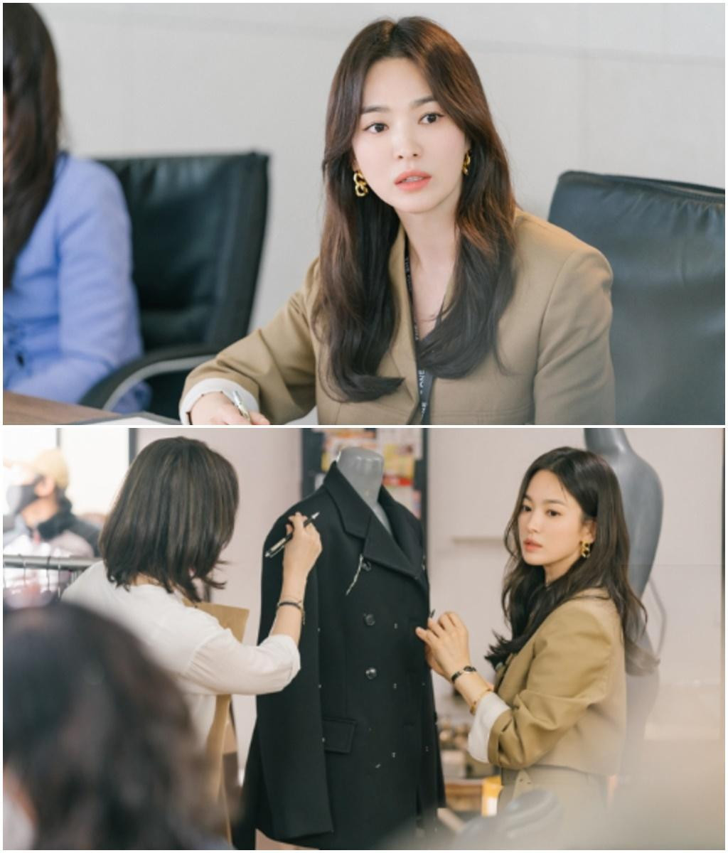 Dù không trang điểm quá đậm nhưng vợ cũ của Song Joong Ki vẫn nổi bật với thần thái tự tin, cho thấy khí chất của một người phụ nữ độc lập, cá tính.